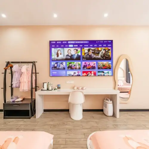 Belle Family Projection Twin Room: Elegance and Entertainment at Chuxin Moshe Hotel