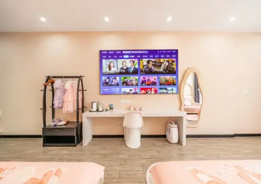 Belle Family Projection Twin Room: Elegance and Entertainment at Chuxin Moshe Hotel
