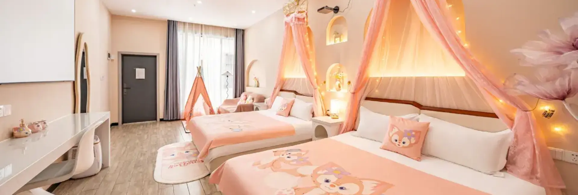 Belle Family Projection Twin Room: Elegance and Entertainment at Chuxin Moshe Hotel