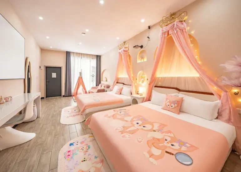 贝尔家庭投影双床房：楚欣摩西酒店的优雅与娱乐