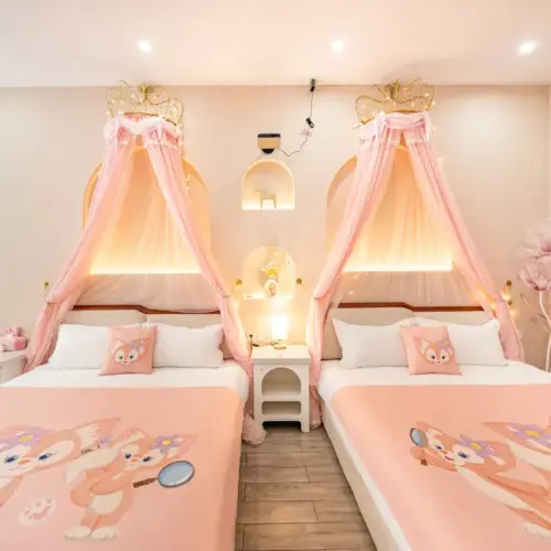 Belle Family Projection Twin Room: Elegance and Entertainment at Chuxin Moshe Hotel