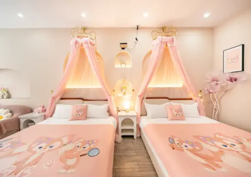Belle Family Projection Twin Room: Elegance and Entertainment at Chuxin Moshe Hotel