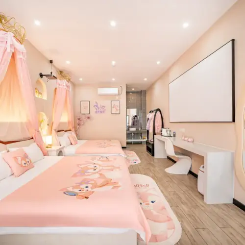 Belle Family Projection Twin Room: Elegance and Entertainment at Chuxin Moshe Hotel