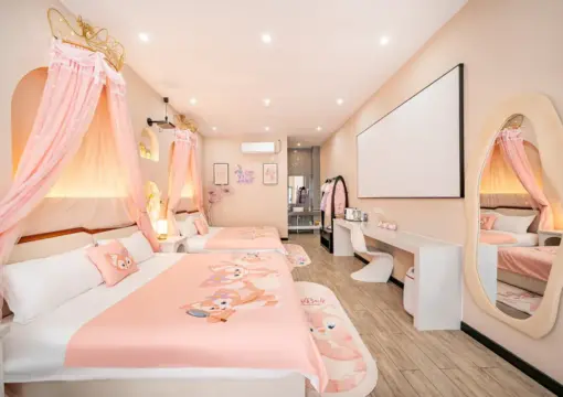 Belle Family Projection Twin Room: Elegance and Entertainment at Chuxin Moshe Hotel