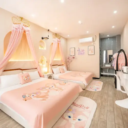 Belle Family Projection Twin Room: Elegance and Entertainment at Chuxin Moshe Hotel