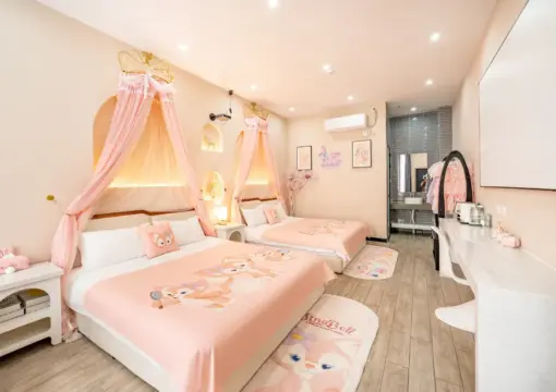 Belle Family Projection Twin Room: Elegance and Entertainment at Chuxin Moshe Hotel